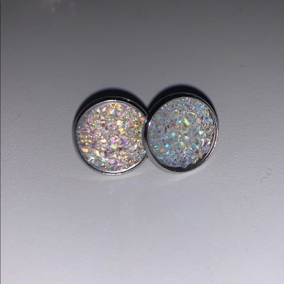 Stud earrings. Never worn - Picture 3 of 4